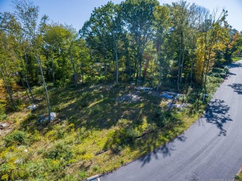 12 Stevens Ave, Gales Ferry, CT 06339-1226