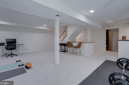 5707 Oak Leather Dr, Springfield VA  22015-2315 exterior