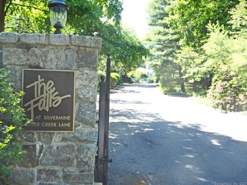 202 Silver Creek Ln, Norwalk CT  06850-1649 exterior