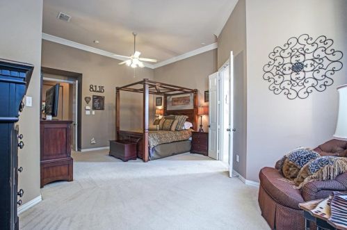 2561 Grn Oak Dr, Carrollton TX 75010-4221 exterior