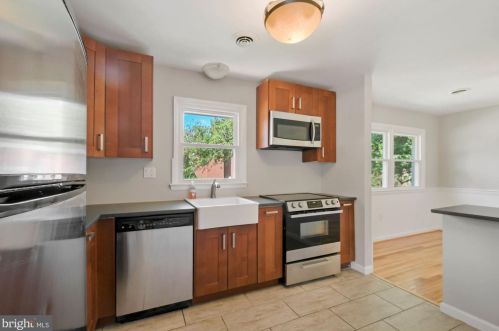 203 Ayr St, Leesburg, VA 20176-2102