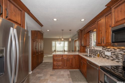 6948 Firefox Cir, Taylorsville UT 84081-5376 exterior