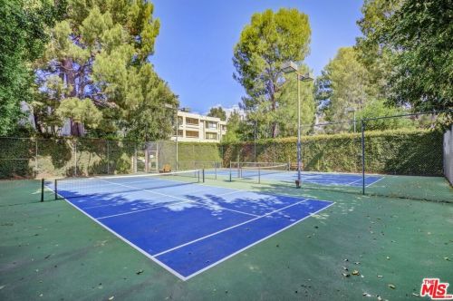 15215 Magnolia Blvd, Van Nuys CA  91403-1157 exterior