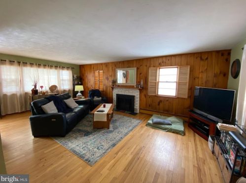 6 Manor Dr, Trenton, NJ 08628-2623