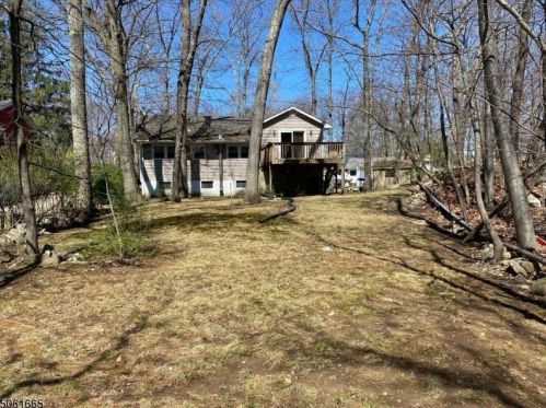 5 Seton Trl, Hopatcong, NJ 07843-1124