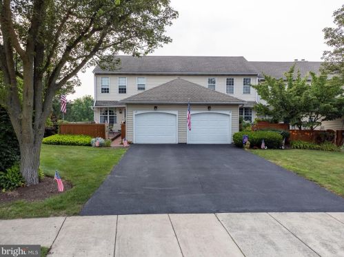 112 Treetops Dr, Lancaster, PA 17601-1740