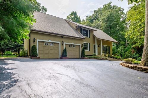 70 Chipping Stone Ct, Cheshire, CT 06410-1704
