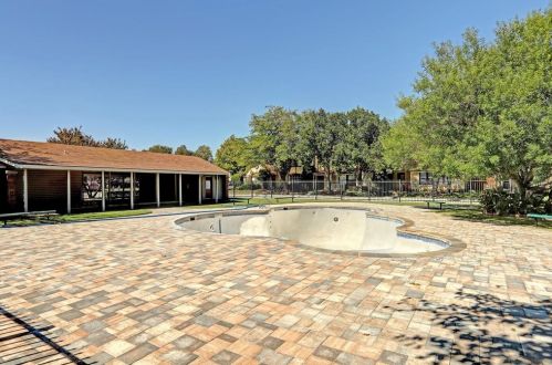 2010 Embassy Way, Carrollton TX 75006-1706 exterior