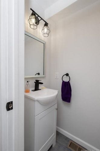 41 New Marker Rd, Wapping CT  06074-1863 exterior