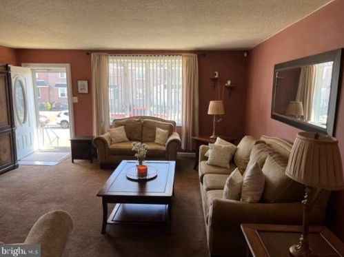 7158 Erdrick St, Philadelphia, PA 19135-1013