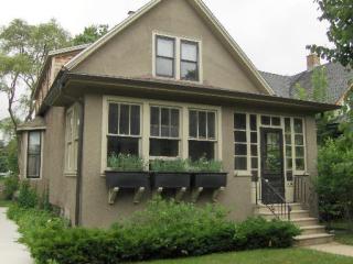 2034 Pratt Ct, Evanston, IL 60201-3116