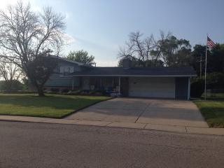 4 Briarcliff Rd, Boulder Hill, IL 60538-1914