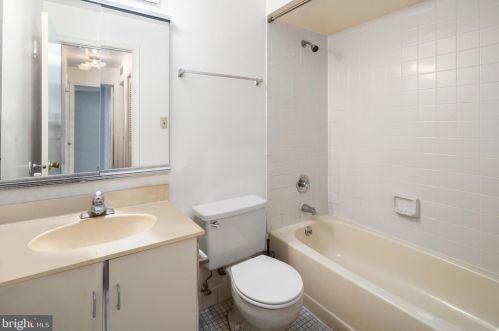 92 Wyndham Pl, Trenton NJ 08691-3127 exterior