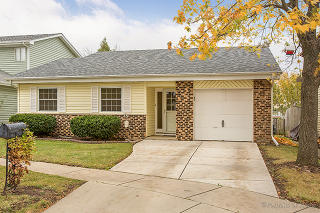 4 Blue Jay Ct, Downers Grove, IL 60517-1735