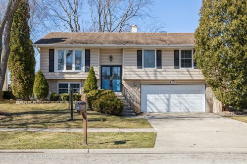 630 Macarthur Dr, Buffalo Grove, IL 60089-3423