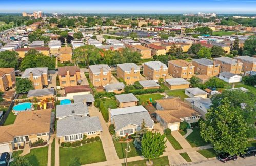 8830 Elmore St, Niles IL 60714-2413 exterior