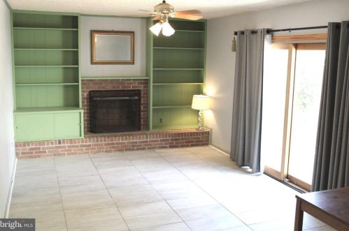 5076 Queens Wood Dr, Springfield VA  22015-1530 exterior