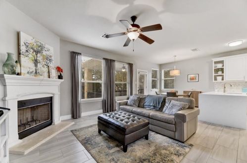 8200 Alophia Dr, Austin TX  78739-1998 exterior