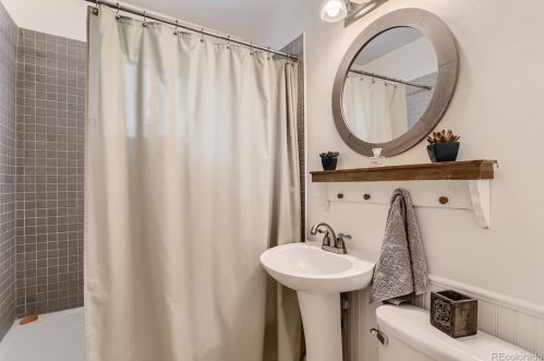 1155 Bates Pkwy, Englewood CO 80113-1777 exterior