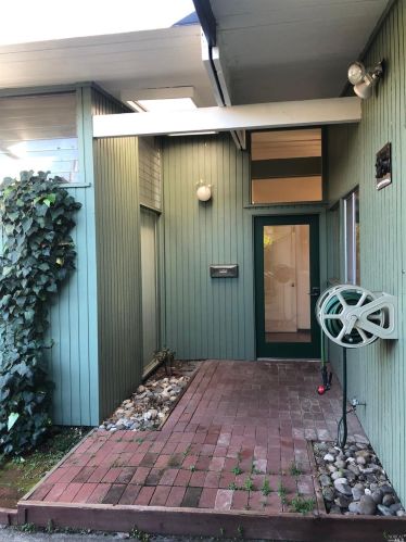 395 Holly Dr, San Rafael, CA 94903-2448