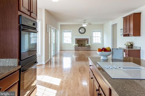 7337 Hooes Rd, Springfield VA  22152-3704 exterior