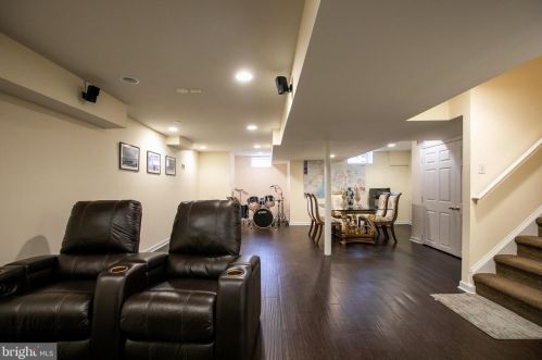 9 Nestlewood Way, Princeton NJ  08540-6132 exterior