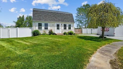 23 High Meadow Ct, Middletown, RI 02842-7945