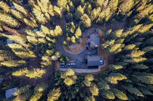 8675 Riv Rd, Truckee CA  exterior