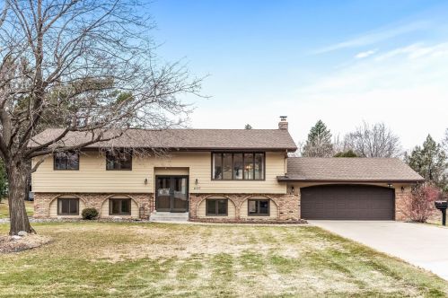 4127 Gale Cir, Saint Paul, MN 55112-1915