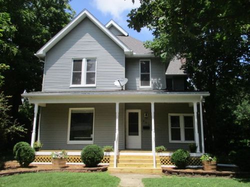 304 Houghton St, Tuscola, IL 61953-1614