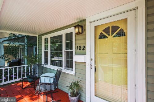 122 Spring St, Falls Church, VA 22046-3122