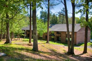 1 Hampshire Dr, Nashua NH  03063-1934 exterior