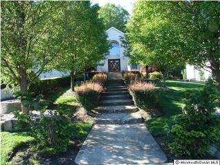 25 Green Ridge Dr, Millstone Township, NJ 07726-4321