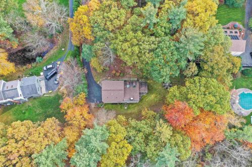 8 Windsor Blvd, Londonderry NH  03053-3662 exterior