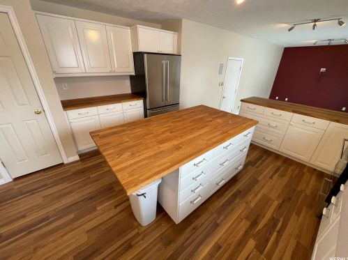 3170 Gemstone Dr, Taylorsville, UT 84084-1806