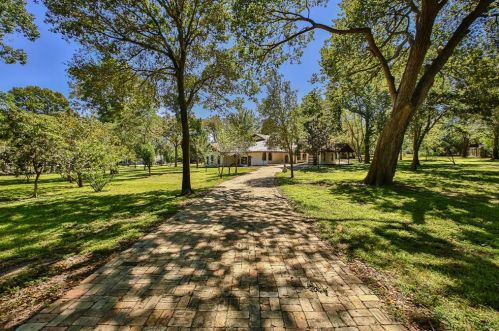 1 Nichols St, Bellvue, TX 77418-2714