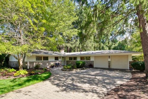 16 Essex Ln, Half Day, IL 60069-3120