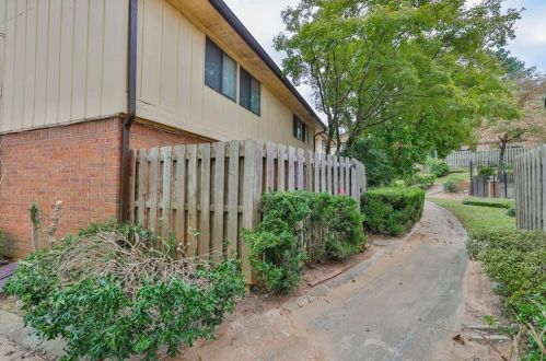2560 Bradford Sq, Atlanta GA  30345-1339 exterior