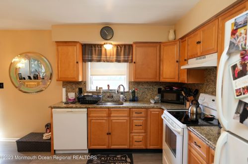 8 Leocadia Ct, Hazlet, NJ 07730-2655