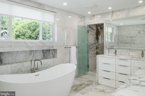 377 Kings Hwy, Tavistock NJ 08033-2004 exterior