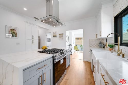 1350 Carlton Dr, Glendale CA  91205-1421 exterior