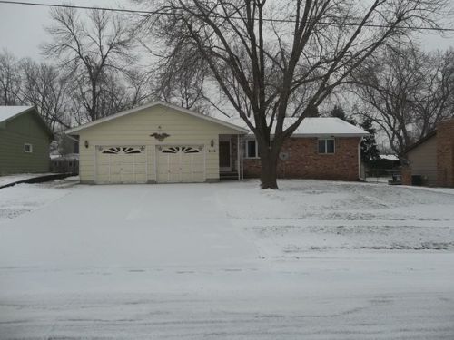 906 Spruce St, Yankton, SD 57078-3433
