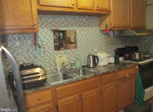 2424 Edgewood St, Philadelphia, PA 19142-3202