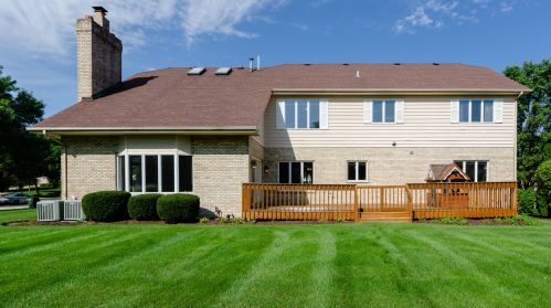 8749 Aintree Ln, Willowbrook IL  60527-8391 exterior