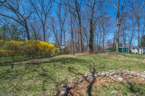 25 Iroquois Trl, Parsippany, NJ 07834-1146