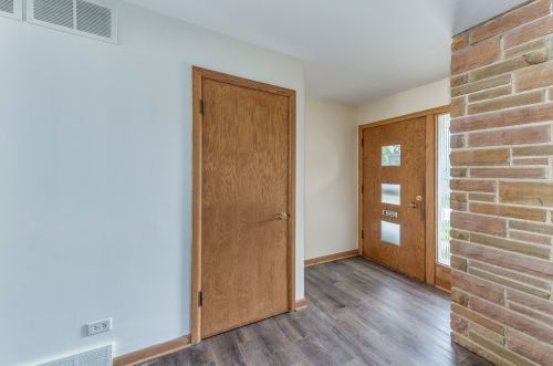 323 Division St, Itasca, IL 60143-1825