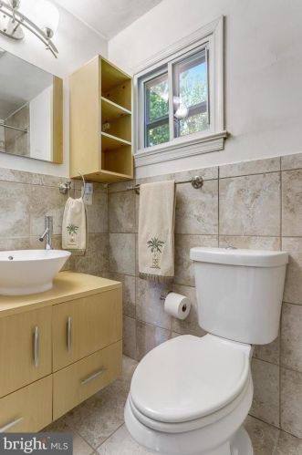 6808 Houndmaster Rd, Springfield VA  22152-2715 exterior