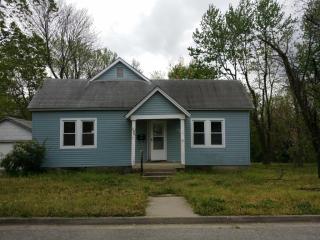 228 Sycamore St, Nevada, MO 64772-3328