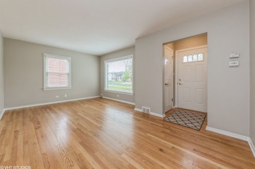 212 Eastwood Ave, Mount Prospect, IL 60056-2417