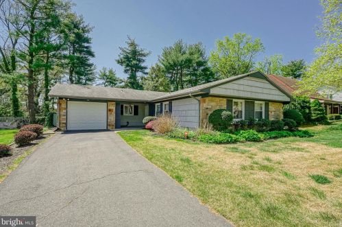 10 Hinsdale Ln, Willingboro, NJ 08046-1209